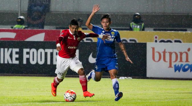 Penyerang Persija Jakarta, Bambang Pamungkas mencoba untuk melewati pemain belakang Persib Bandung, Bandung, Sabtu (16/7/2016). (Yoppy Renato /Liputan6.com)