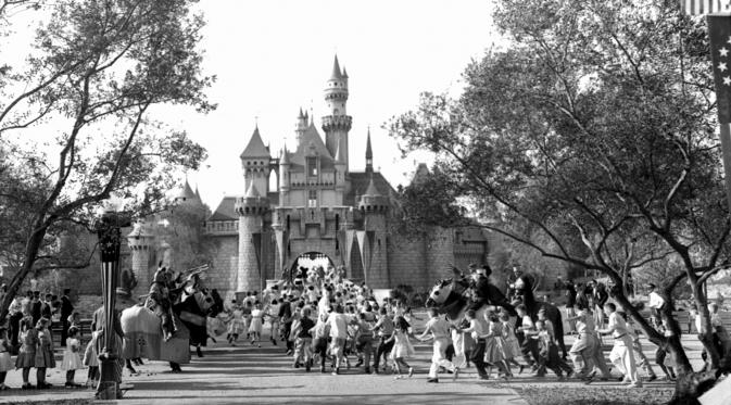 17-7-1955: 'Kerusuhan' dan Undangan Palsu Saat Disneyland Dibuka (disneyhistory)