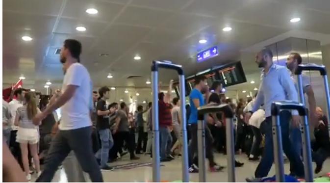 Amel merekam suasana ketegangan para penumpang yang berada di bandara. Para demonstran meneriakkan yel yel sambil mengangkat tanggannya. (Instagram/amelcarla)