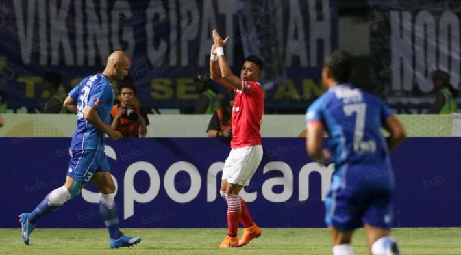 Maman Abdurahman memberikan tepuk tangan kepada Bobotoh atas sambutannya  pada laga Torabika SC 2016 antara Persib Bandung melawan Persija Jakarta di GBLA, Bandung, Sabtu (16/7/2016). (Bola.com/Nicklas Hanoatubun)