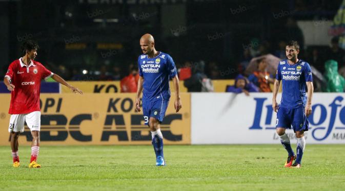 Sergio Van Dijk dan Robertino Pugliara, Persib andalkan serangan balik saat jajal Semen Padang. (Bola.com/Nicklas Hanoatubun)