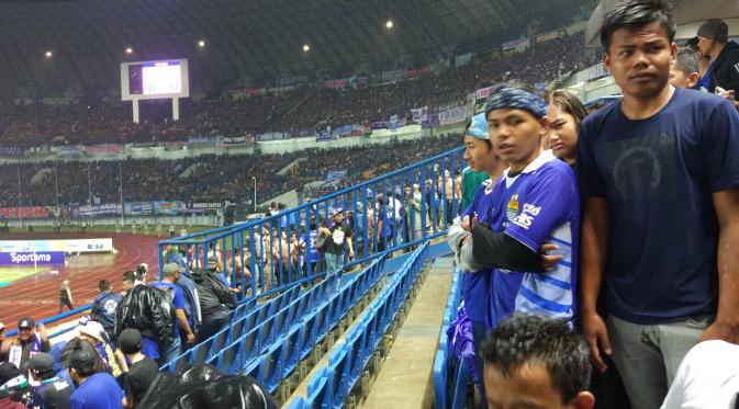 Hujan ikut mengguyur tribun VIP Stadion Gelora Bandung Lautan Api. (Liputan6.com/Ahmad Fawwaz Usman)