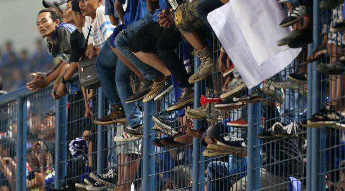 Suporter Persib amat antusias menyaksikan duel Maung Bandung kontra Persija. Tekanan psikologis ke tim tamu mereka berikan sepanjang laga. (Bola.com/Nicklas Hanoatubun)