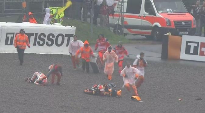 Kecelakaan pembalap Repsol Honda, Marc Marquez, pada sesi pemanasan MotoGP Jerman 2016 di Sirkuit Sachsenring, Minggu (17/7/2016). (Crash)