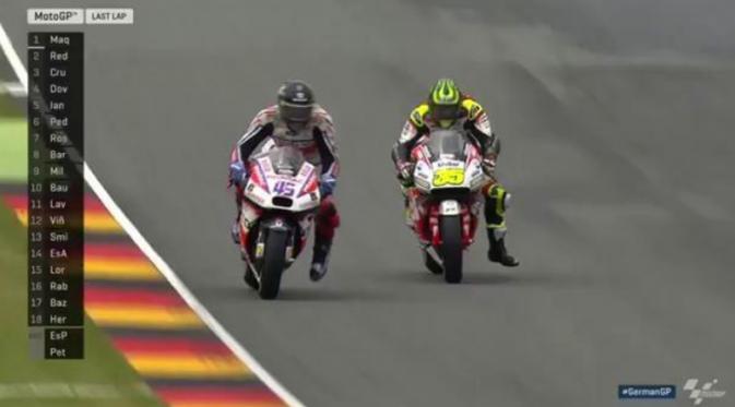 Duel di lap terakhir memperebutkan podium MotoGP Jerman antara Cal Crutchlow dan Scott Redding di Sirkuit Sachsenring, Minggu (17/7/2016). (Bola.com/Twitter/MotoGP)