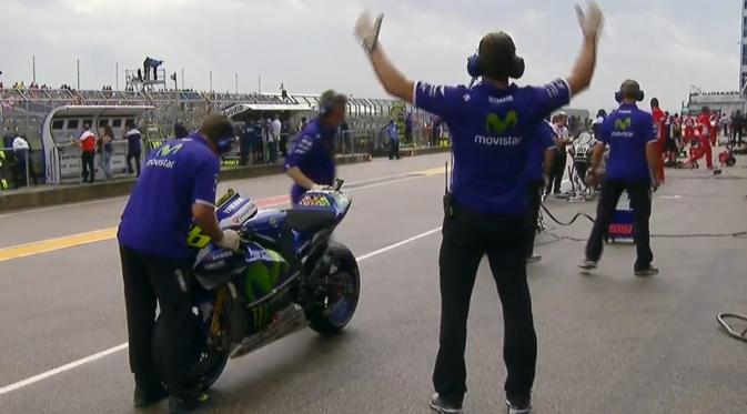 Tim Movistar Yamaha geleng-geleng karena Rossi keras kepala. (Foto: Crash)