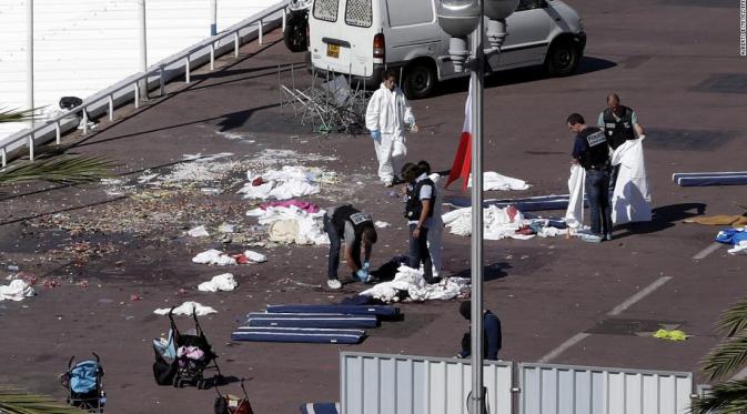 Tim forensik berada di tempat di mana tragedi Nice berlangsung saat Bastille Day. (CNN)