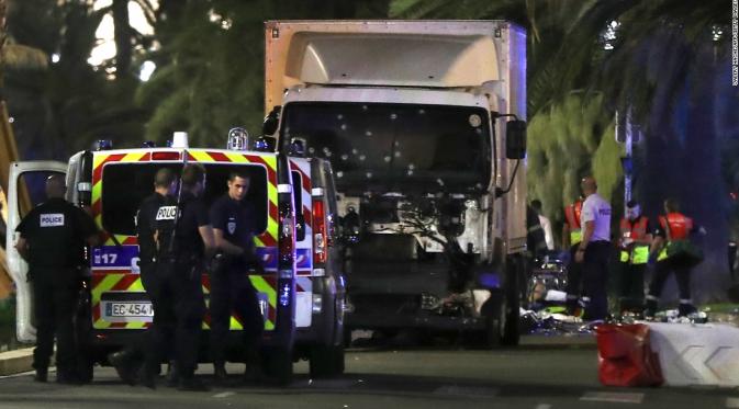 Polisi berhasil menguasai keadaan setelah menembaki truk yang berjalan 'membabi buta' di perayaan Bastille Day, Nice, Perancis. (CNN)
