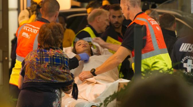 Tim medis memberi bantuan pada korban tragedi Nice pada perayaan Bastille Day. (CNN)
