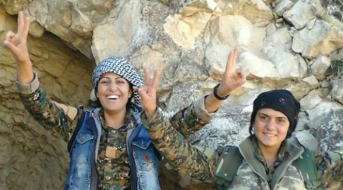 Kaum wanita ini bersama-sama angkat senjata guna membebaskan wilayah mereka dari kaum militan. (Sumber Sputnik News)