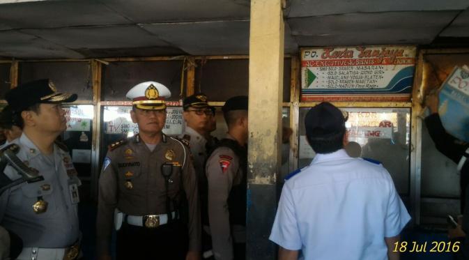 Petugas menertibkan PO Bus dan calo di Terminal Rawamangun dan Pulogadung untuk pembangunan rusun (Liputan6.com/Istimewa)