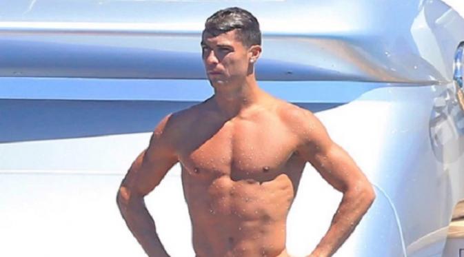 Cristiano Ronaldo menikmati liburannya di Ibiza, Spanyol pasca Piala Eropa 2016. (The Sun)