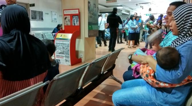 Sejumlah orangtua menunggu di poliklinik RS Harapan Bunda untuk mendapat vaksinasi ulang. (Liputan6.com/Audrey Santoso)