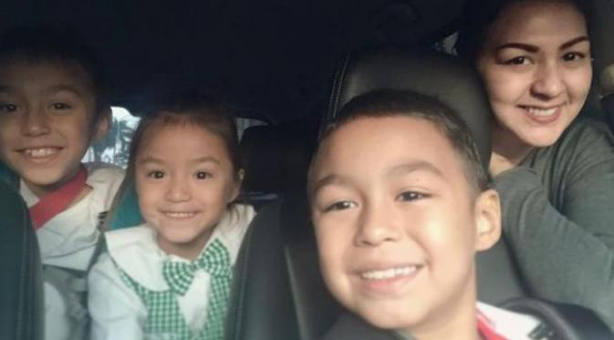 Donna Agnesia bersama anak-anaknya di hari pertama sekolah. (Instagram - @dagnesia)