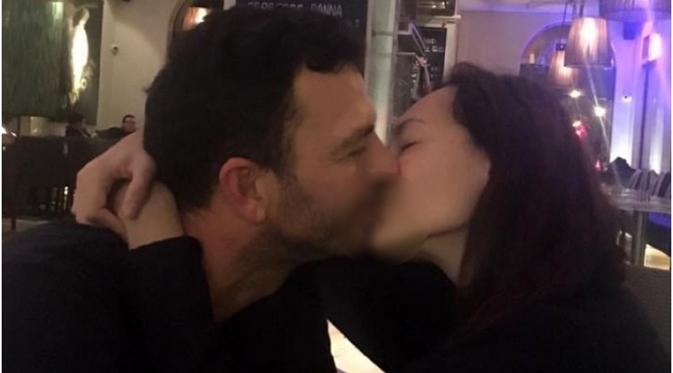 Nitizen kembali heboh dengan foto ciuman bibir Dewi Rezer dengan seorang lelaki. Seperti diketahui, sidang cerai Dewi Rezer dengan Marcelino Lefrandt masih berjalan di Pengadilan. (Instagram/rezerdewi)