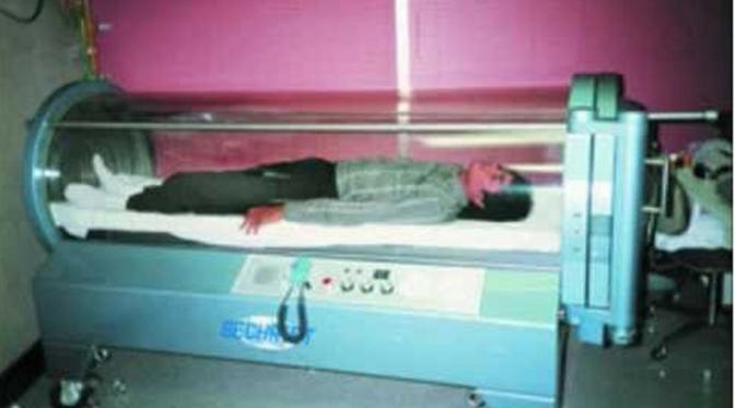 Michael Jackson dengan tempat tidur oksigen yang disebut-sebut bisa menyembuhkan berbagai penyakit (YouTube)