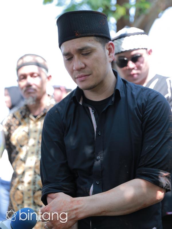 Pemakaman ayahanda Fadli dan Fadlan Alm. H. Zainuri (Adrian Putra/bintang.com)