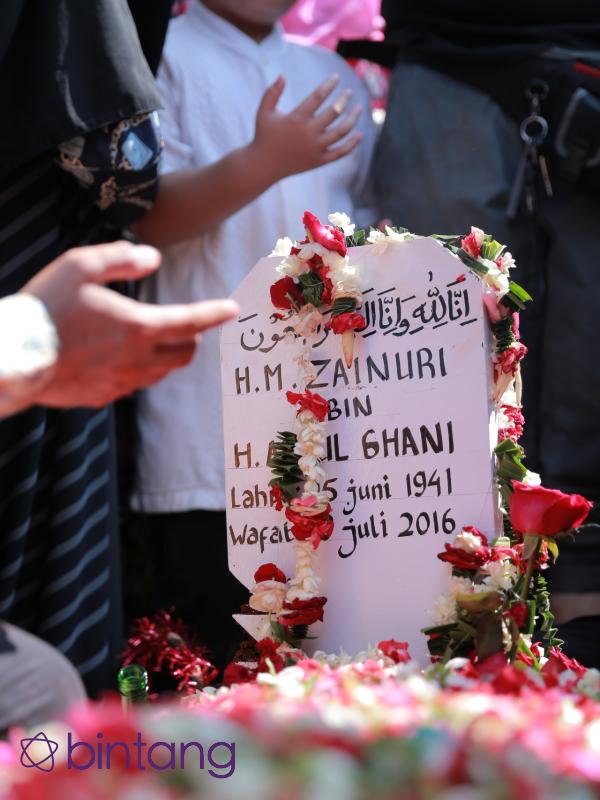 Pemakaman ayahanda Fadli dan Fadlan Alm. H. Zainuri (Adrian Putra/bintang.com)