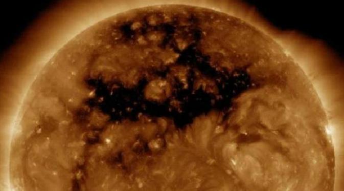 Area besar berwarna hitam di permukaan Matahari (NASA)
