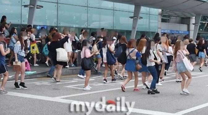 EXO-L, penggemar EXO yang memadati bandara hingga dianggap membahayakan (mydaily)