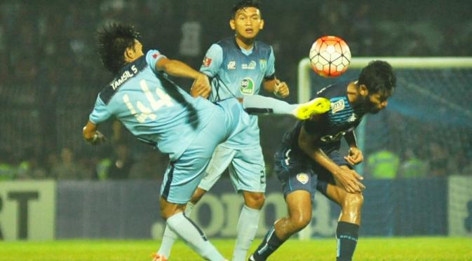 Arema Cronus mengalahkan Persela Lamongan 2-0 di Stadion Surajaya, Lamongan, Senin (18/7/2016). (Bola.com/Iwan Setiawan)