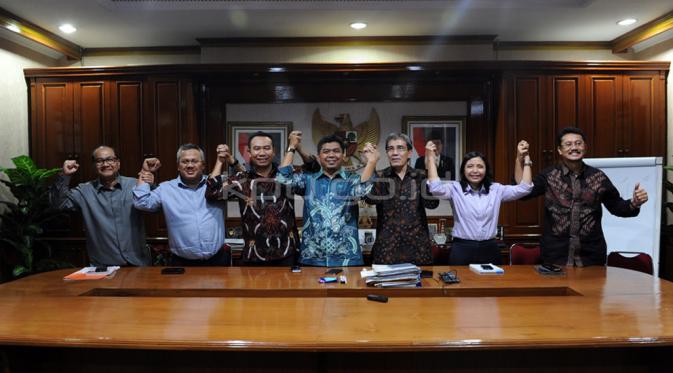 Rapat Pleno Komisi Pemilihan Umum pada Senin (18/7/2016) malam, memutuskan Komisioner KPU Juri Ardiantoro (keempat dari kiri) sebagai Ketua KPU definitif. (Foto: www.kpu.go.id)