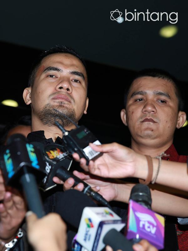 Mengenakan baju koko hitam, Saipul diperiksa sebagai saksi di Gedung KPK, Jakarta Selatan. Ia menjalani pemeriksaan selama 10 jam. Sekitar 50 pertanyaan diajukan oleh penyidik KPK. (Deki Prayoga/Bintang.com)