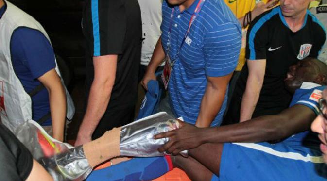 Mantan striker Chelsea, Demba Ba meringis menahan rasa sakit akibat patah kaki (Metro.co.uk)