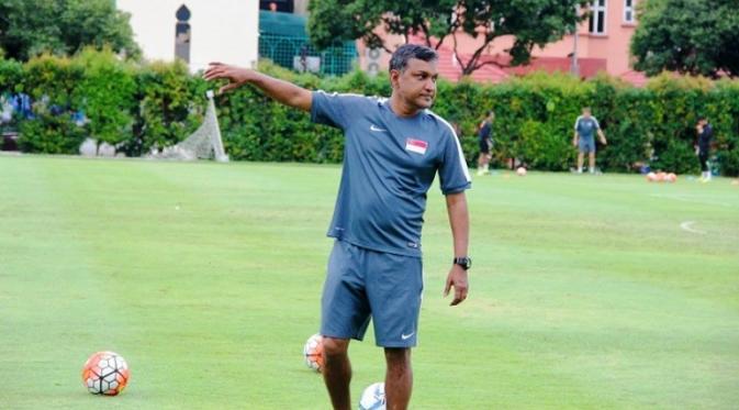 V. Sundramoorthy, pelatih Timnas Singapura, punya alasan khusus mengapa membawa skuatnya berlatih dan beruji coba di Jepang. (Bola.com/FAS)