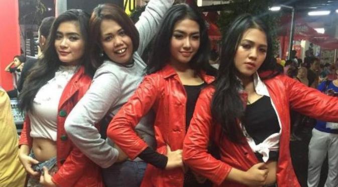 Elly Sugigi pose bersama dancer di Pekan Raya Jakarta [foto: instagram]