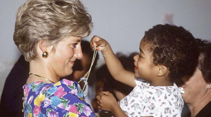 Foto Putri Diana saat berkunjung ke asrama anak-anak pengidap AIDS di Brasil. Sumber : goodhousekeeping.com