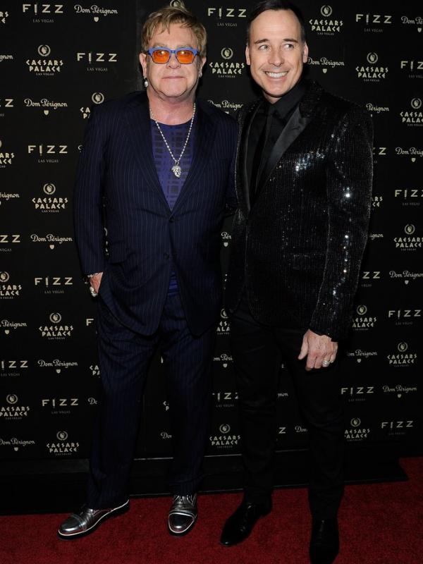 Elton John dan David Furnish (via popsugar.com)