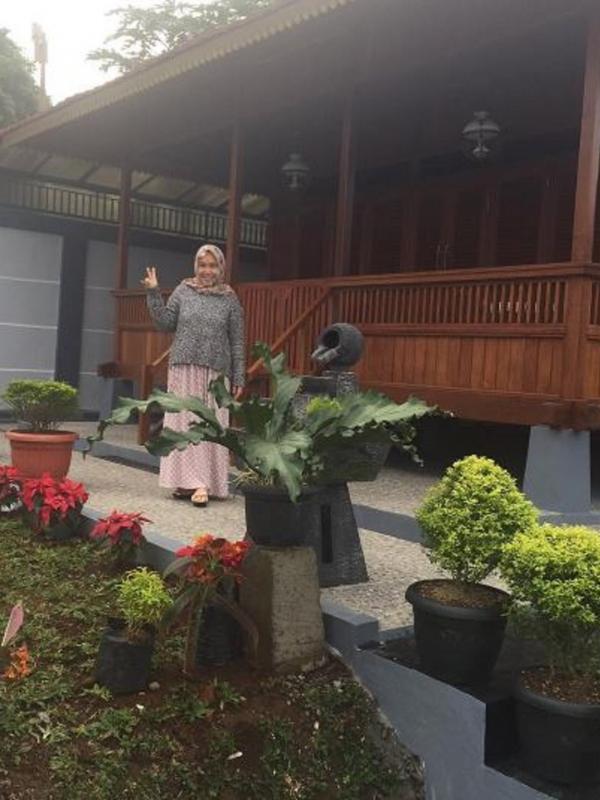 Umi Kalsum di vila baru anaknya, Ayu Ting Ting (Instagram/mom_ayting92)