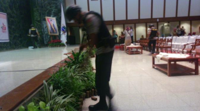 Gegana Polda Brimob Polda Metro Jaya menyisir ruangan di Balai Kota pasca menerima ancaman bom (Liputan6.com/Delvira)