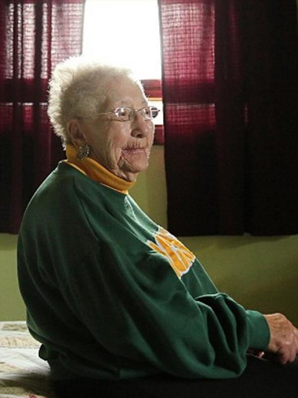 Eileen Wagner (99) kembali bertemu dengan putri yang dulu pernah ia buang. (TNS)