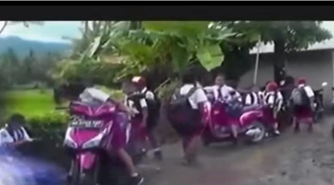 Kacau! Siswa SD di Trenggalek, Jawa Timur ke Sekolah Bawa Motor. (Foto: YouTube.com)