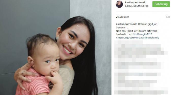 Kartika Putri baper saat menggendong Rafathar [Instagram]