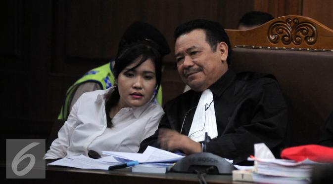 Terdakwa Jessica Kumala Wongso berbincang dengan kuasa hukum saat menjalani persidangan lanjutan di PN Jakarta Pusat, Rabu, (20/7). JPU juga kembali memutarkan rekaman kamera CCTV yang menjadi salah satu alat bukti. (Liputan6.com/Helmi Afandi)
