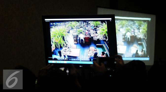 Barang bukti rekaman CCTV di putarkan saat persidangan lanjutan kasus pembunuhan Wayan Mirna Salihin di PN Jakarta Pusat, Rabu, (20/7). JPU juga kembali memutarkan rekaman kamera CCTV yang menjadi salah satu alat bukti. (Liputan6.com/Helmi Afandi)