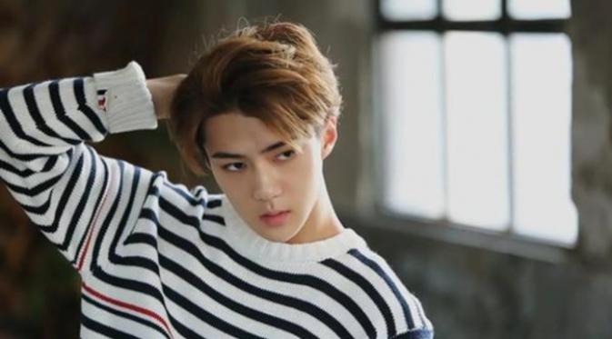 Sehun memiliki ciri khas wajah yang sangat familiar. Kedua mata yang indah dan rambut gondrongnya membuat fans terpana. (Soompi/Bintang.com)