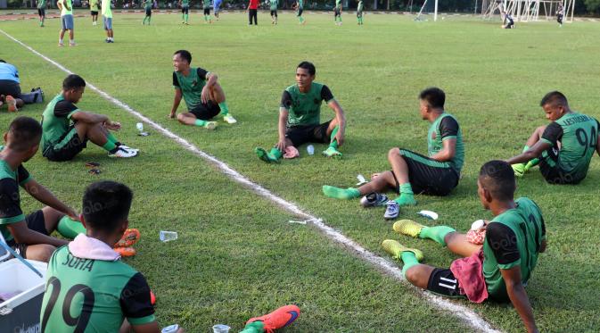 Tim PS TNI saat beristirahat pada jeda latihan. (Bola.com/Nicklas Hanoatubun)