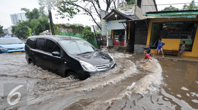 Sebuah mobil berusaha menerobos banjir di kawasan Kemang Utara, Jakarta Selatan, Rabu (20/7). Kemang mudah mengalami banjir lantaran buruknya drainase. (Liputan6.com/Yoppy Renato)