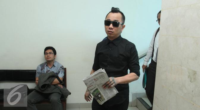 Kiki Mirano usai mengikuti sidang mediasi di Pengadilan Negeri Tangerang, Selasa (20/7). Mediasi antara Sheila dan Kiki Mirano mengalami titik buntu. (Liputan6.com/Herman Zakharia)