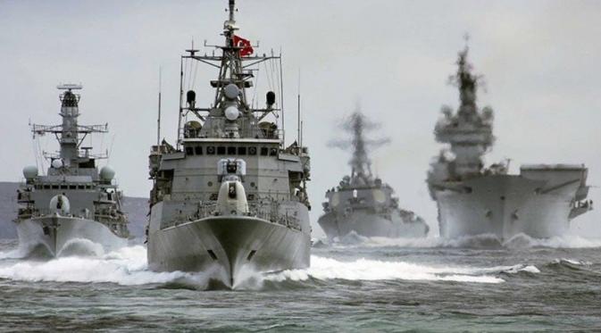 Sementara 14 kapal angkatan laut Turki menghilang, delapan personil militer yang ditangkap di Yunani akan disidang (en.protothema.gr).