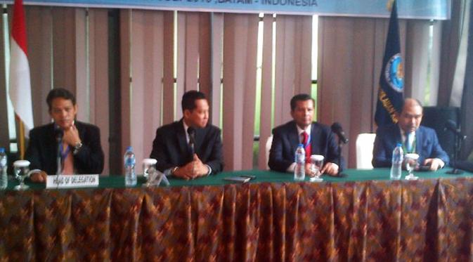   Kepala BNN Komjen Pol Budi Waseso saat pertemuan dengan delegasi ASEAN di Batam, Kepulauan Riau. (Liputan6.com/Ajang Nurdin)