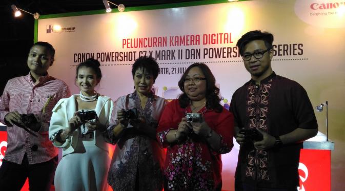 Direktur Divisi Canon di PT Datascrip, Merry Harun (tengah) meluncurkan kamera saku PowerShot G7 X Mark II di Jakarta, Kamis (21/7/2016). (Liputan6.com/Agustin Setyo Wardhani)