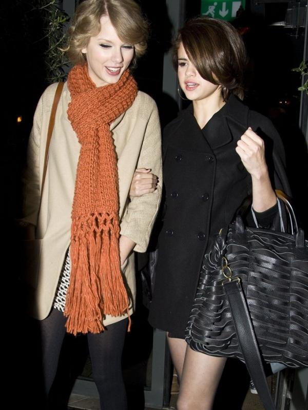 Selena Gomez dan Taylor Swift (via. Pop Sugar)