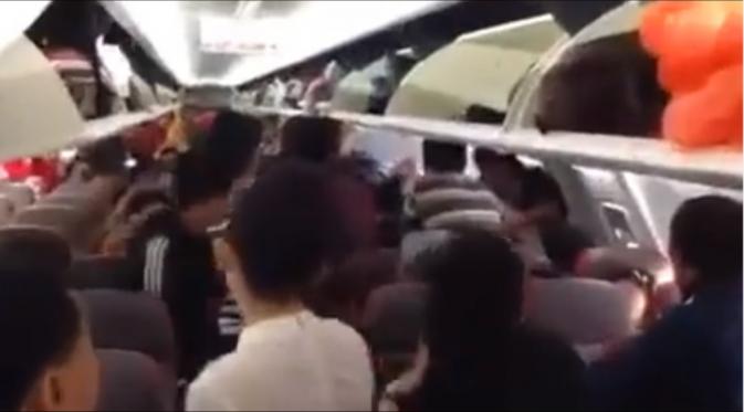 Dalam video berdurasi dua menit lebih tersebut terlihat pramugari Batik Air tengah mondar-mandir di bangku penumpang. (Foto: YouTube.com)