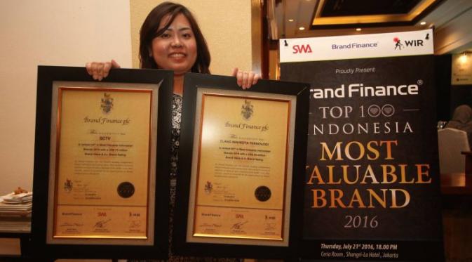 Corporate Secretary PT Elang Mahkota Teknologi Tbk (Emtek Group) Monika Ida Krisnamurti menunjukkan penghargaan yang diterima di Jakarta, Kamis (21/7). Emtek berhasil masuk jajaran Indonesia's Top 100 Most Valuable Brands 2016. 