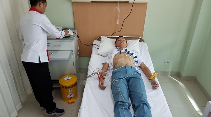 Tim Medis dari RSON Cibubur, Jakarta Timur, Melakukan Pengecekkan Rekam Jantung Terhadap Salah Seorang Peserta Seleksi Paskibraka 2016